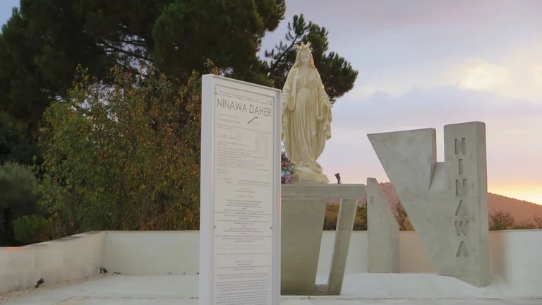 Procesión con la imagen de la virgen en Beit Lahya, Libano.
